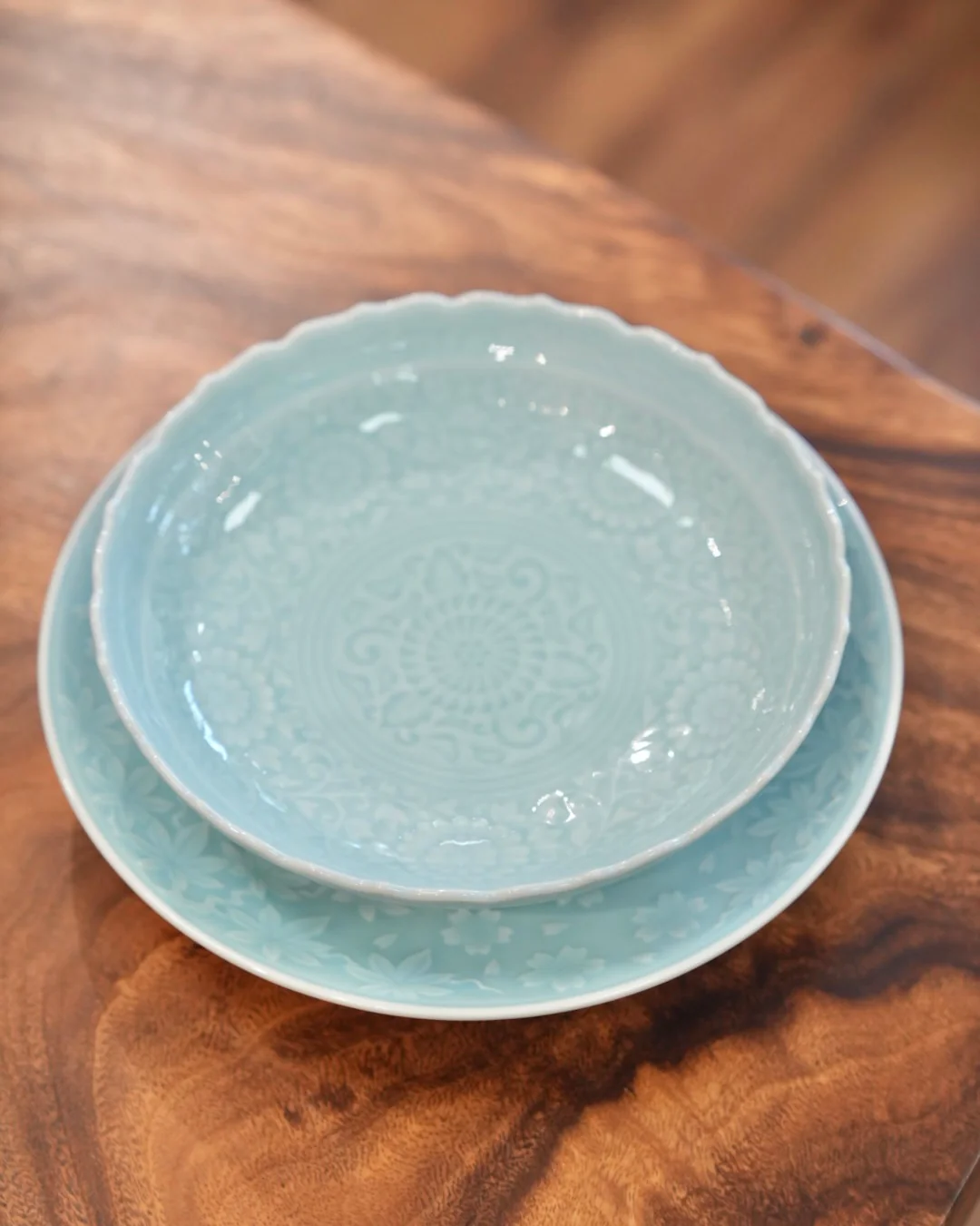 Arita ware, Kazan kiln, celadon spring and autumn carving 28cm/9-inch plate - Image 5