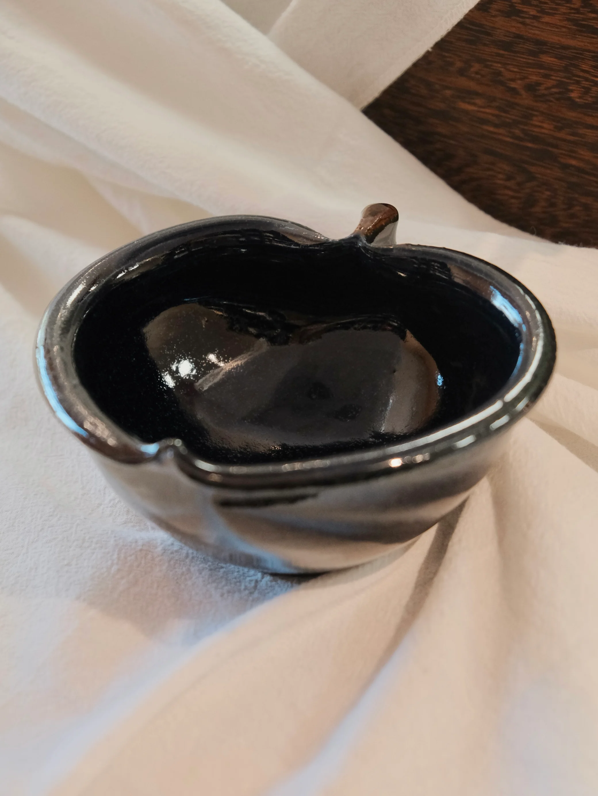 古谷浩一 Hirokazu Furutani Handmade Earthenware iron sprinkled apple bowl-Navy Glazed - Image 8