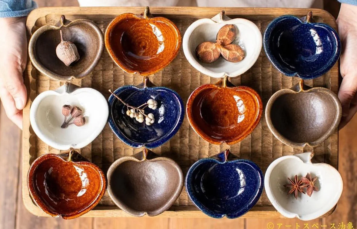 古谷浩一 Hirokazu Furutani Handmade Earthenware iron sprinkled apple bowl-Navy Glazed - Image 9