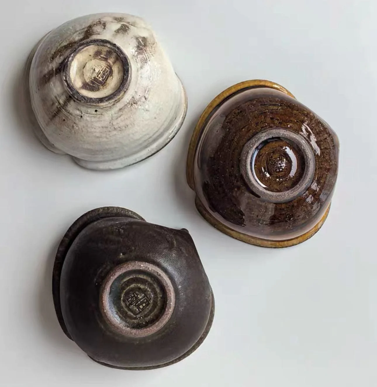 古谷浩一 Hirokazu Furutani Handmade Earthenware iron sprinkled apple bowl-Caramel Glazed - Image 3
