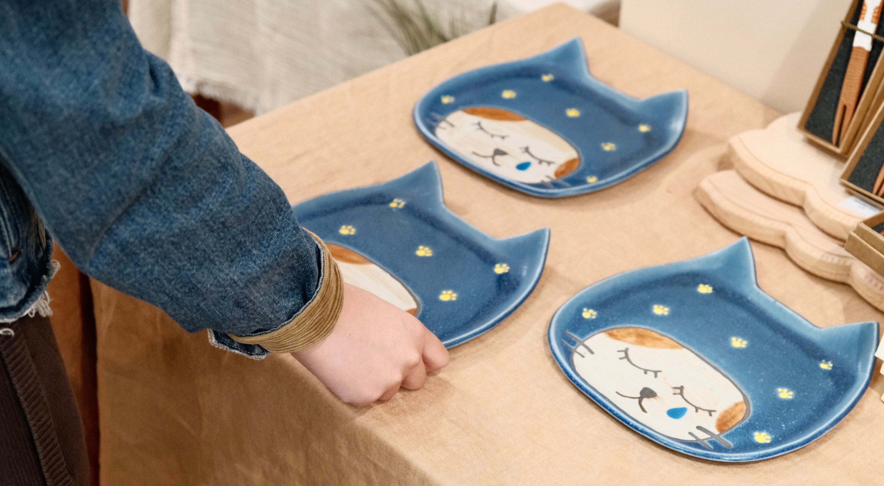 Artisans-YU*ZU*KI KAKERA Handmade 8'' Large Dish Plate (Cat) - Image 3