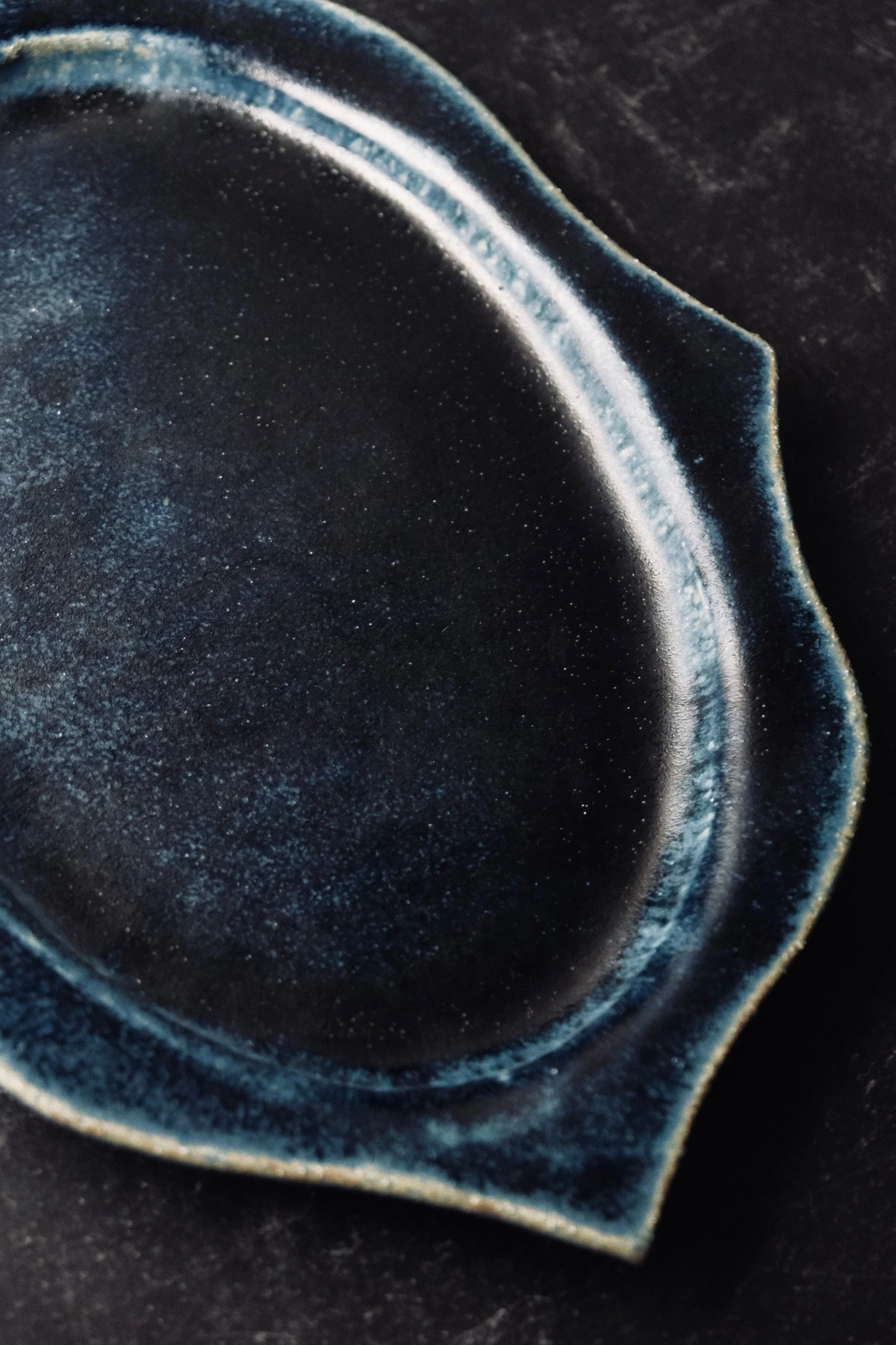 YUMITATE GAMA—山本一仁 handmade vintage ceramic large oval plate(Blue) - Image 3