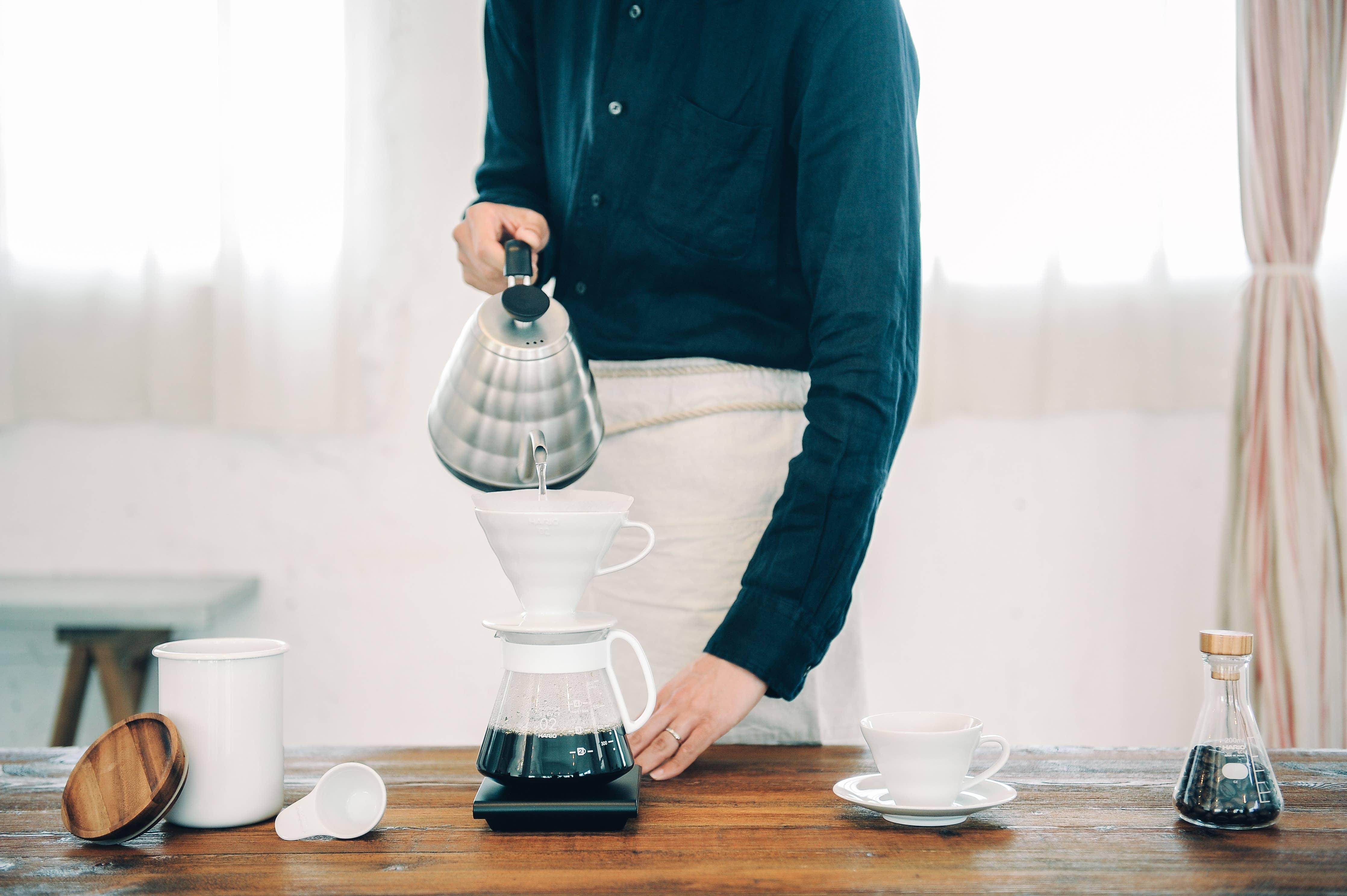 HARIOJapan - V60 Ceramic Pour Over Coffee 02 Set White - Image 4