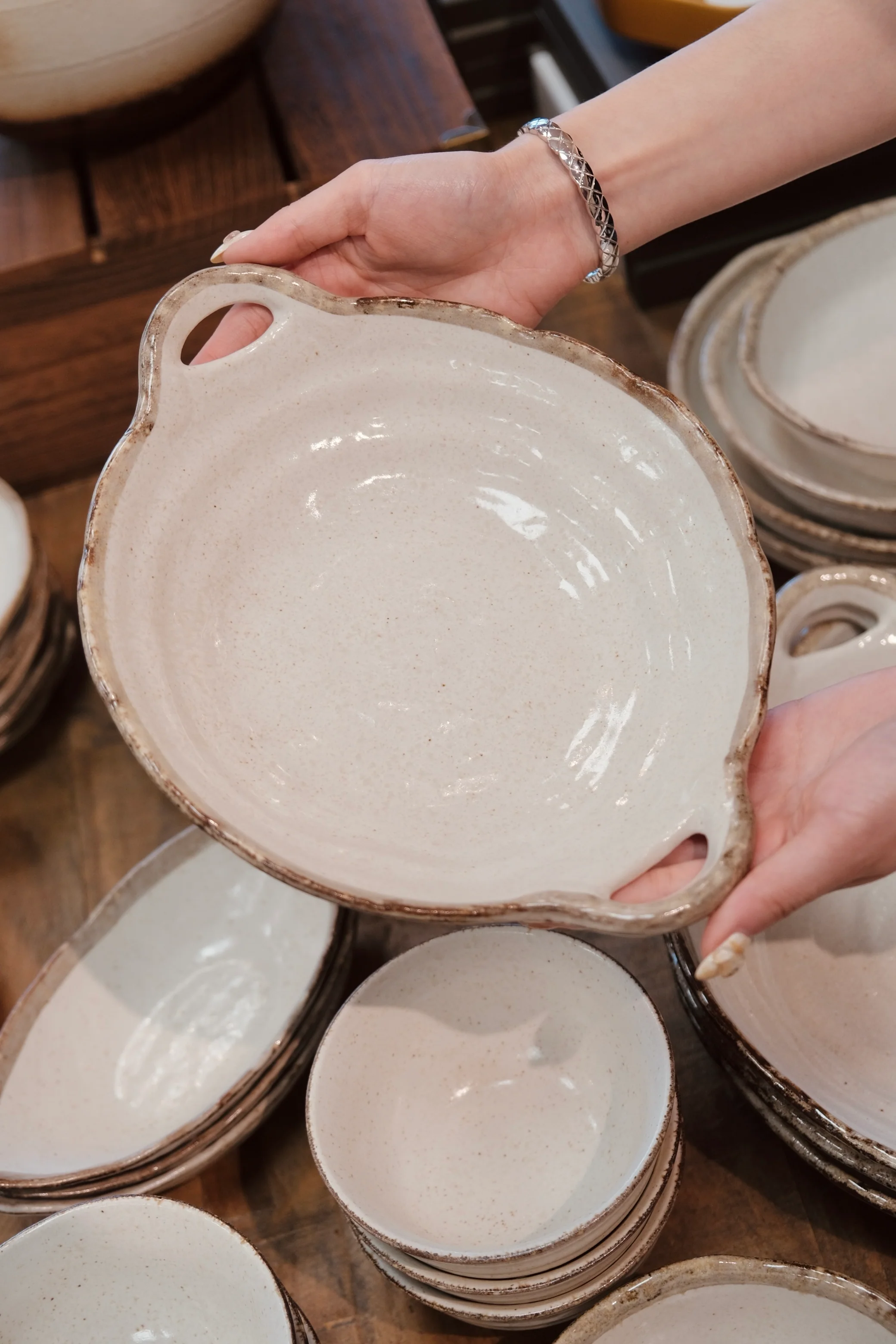 SHIROKARATSU Mino Ware Ceramic Handle Plate (three sizes) - Image 7