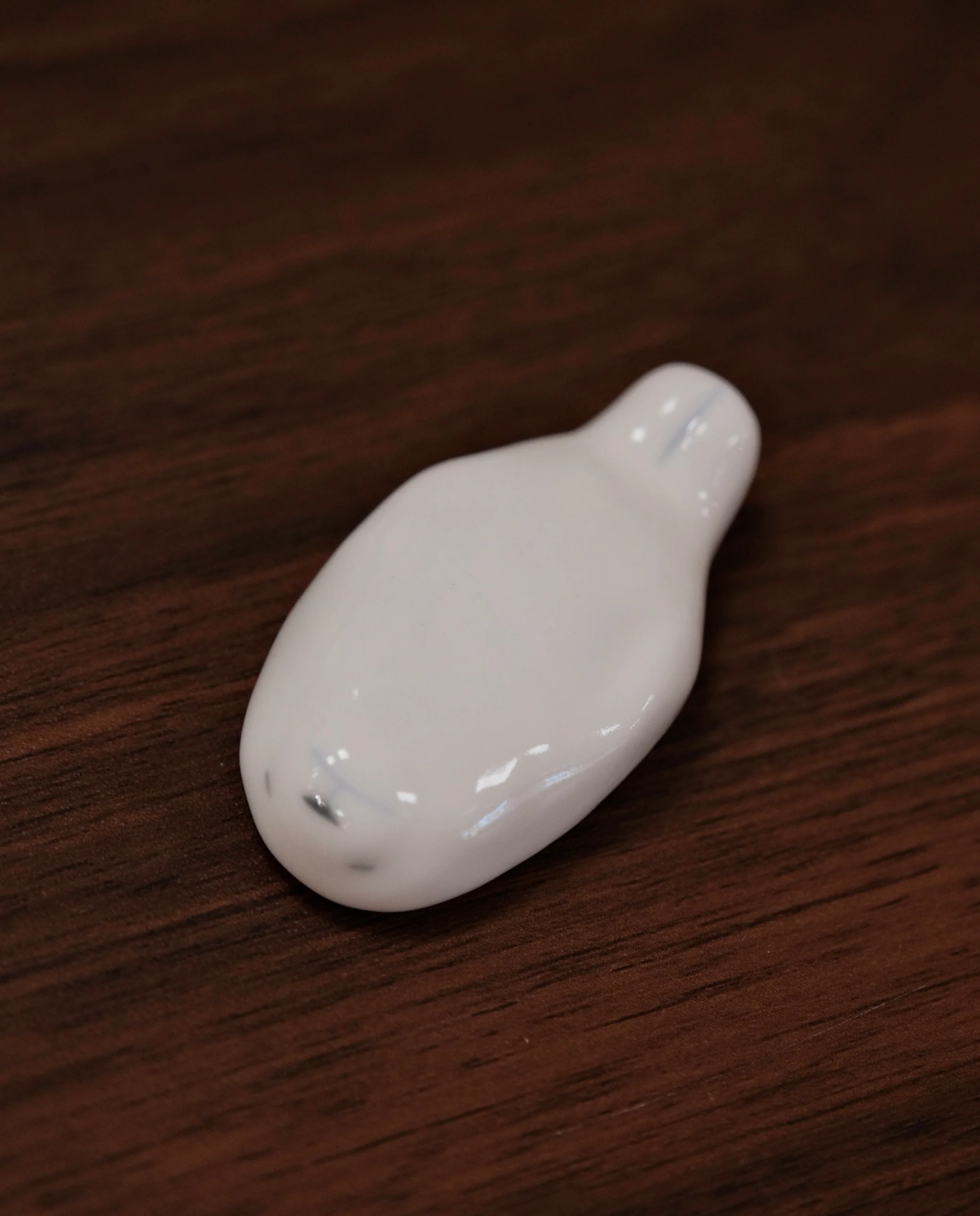 Misa Omote-表 美沙 Kutani Artist Handmade chopstick rest (White series) - Image 7