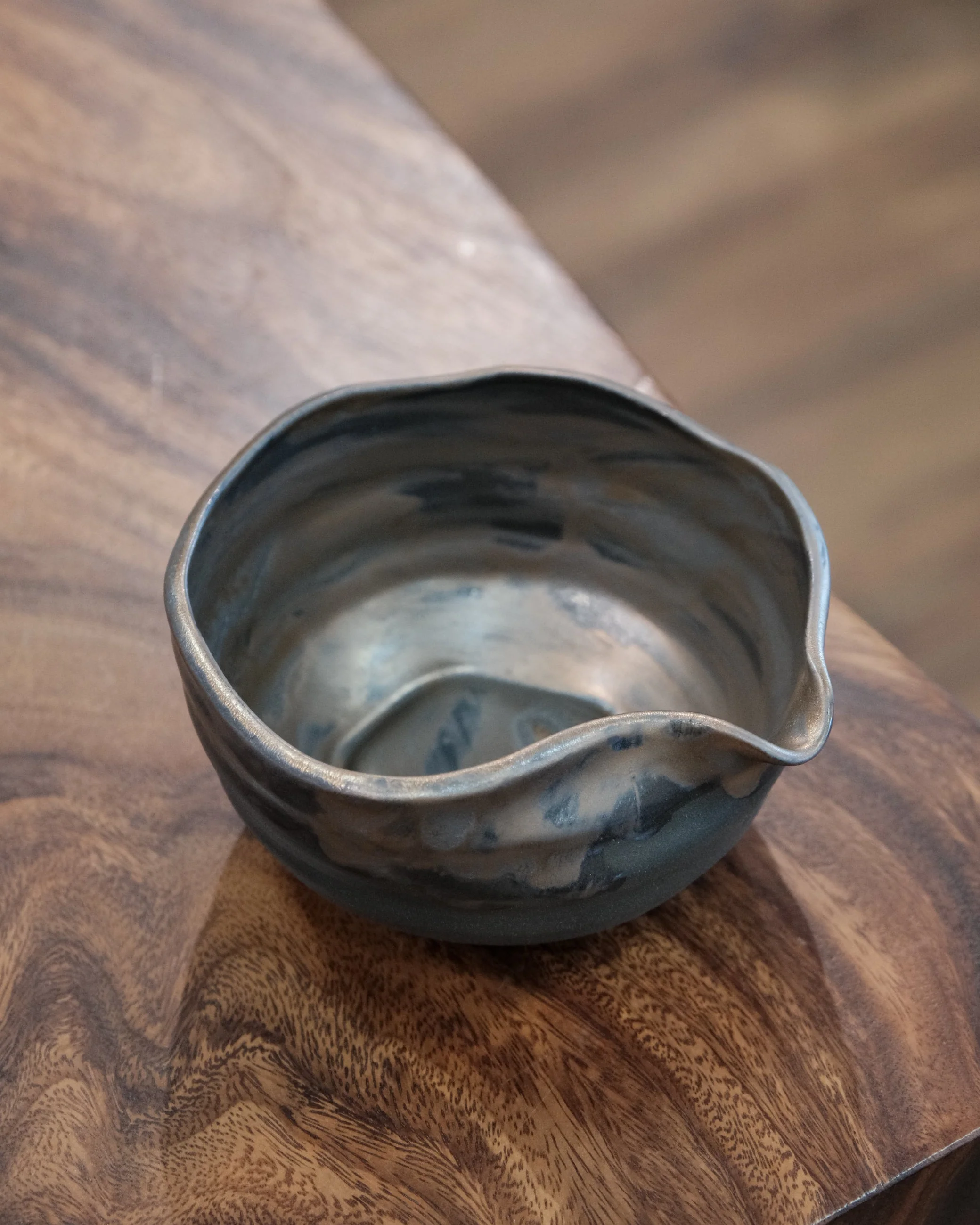 Katakuchi 12oz Matcha Bowl With Spout Black Gold - Image 3